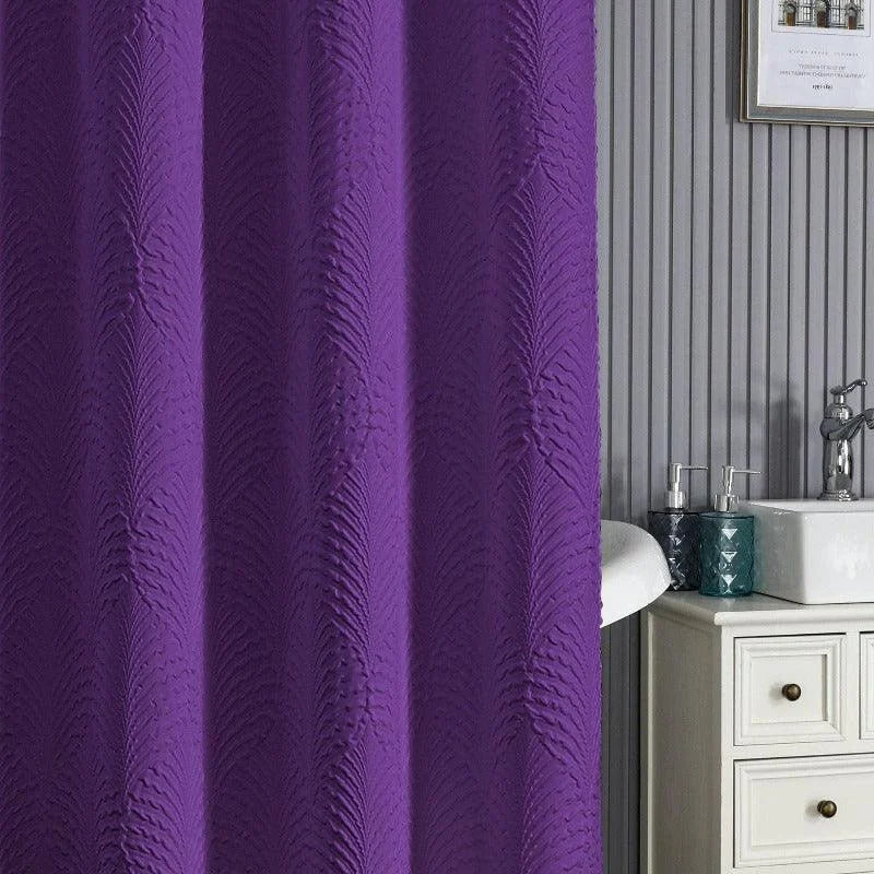 Rideau de douche violet avec motif texturé, parfait pour ajouter une touche de couleur et de modernité à votre salle de bain. Ce rideau élégant se marie harmonieusement avec différents styles de décoration intérieure, assurant une ambiance raffinée et accueillante. Accessoire idéal pour transformer l'apparence de votre espace tout en offrant intimité et protection contre les éclaboussures.