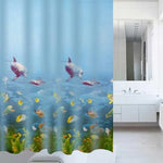 Rideau de douche illustré d'un motif marin avec des requins, poissons tropicaux et coraux, ajoutant une touche océanique à la salle de bain moderne et élégante. Accessoire décoratif idéal pour créer une ambiance apaisante et immersive, parfait pour les amateurs de décoration aquatique et d'imagerie sous-marine.