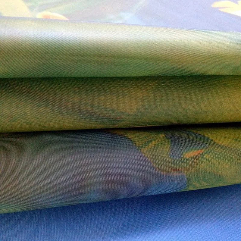Tissu plié de couleur vert et bleu, parfait pour des projets de couture créatifs. Idéal pour la confection de vêtements ou d'accessoires personnalisés, ce textile offre des variations de teintes délicates et élégantes, apportant une touche artistique à vos créations. Disponibilité en différentes tailles pour s'adapter à vos besoins spécifiques.