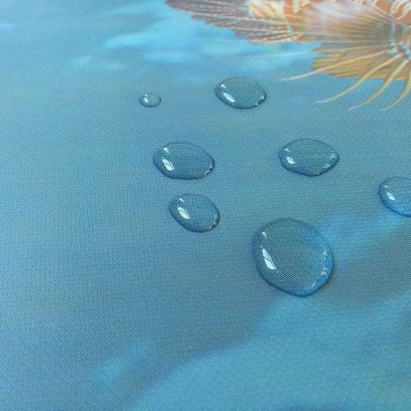 Gouttes d'eau sur une surface lisse et résistante, montrant l'effet déperlant qui repousse l'humidité. Fond bleu en arrière-plan, reflétant une résistance optimale à l'eau. Parfait pour les produits d'extérieur ou imperméables.