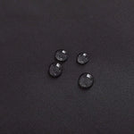 Image d'un tissu noir avec des gouttelettes d'eau, illustrant l'aspect déperlant et résistant à l'eau, parfait pour les applications extérieures et les vêtements fonctionnels. Idéal pour les conditions météorologiques humides, ce tissu allie style et efficacité pour garder au sec.