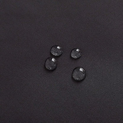 Image d'un tissu noir avec des gouttelettes d'eau, illustrant l'aspect déperlant et résistant à l'eau, parfait pour les applications extérieures et les vêtements fonctionnels. Idéal pour les conditions météorologiques humides, ce tissu allie style et efficacité pour garder au sec.