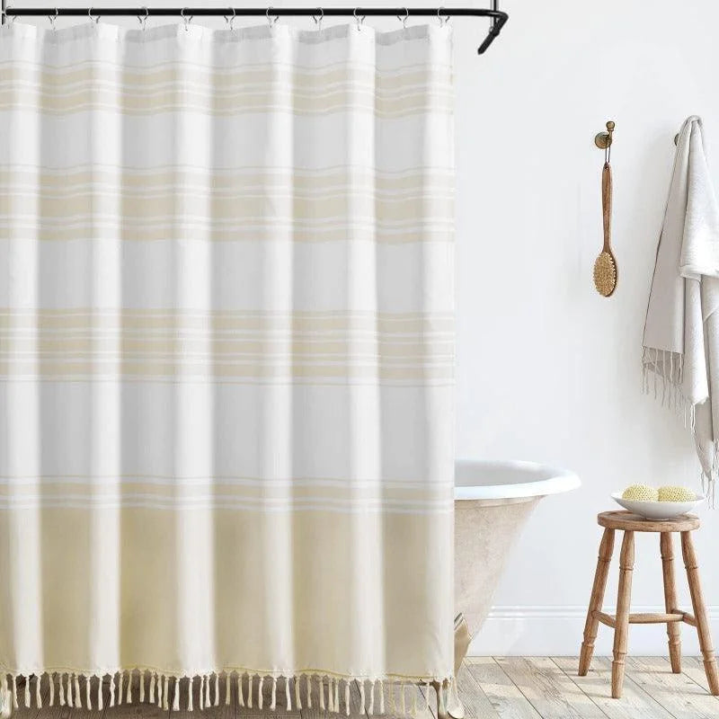 Rideau de douche élégant avec motifs rayés, parfait pour une salle de bain moderne. Intérieur lumineux avec accessoires en bois naturel et accents décoratifs simples. Idéal pour ajouter une touche de sophistication à votre espace.
