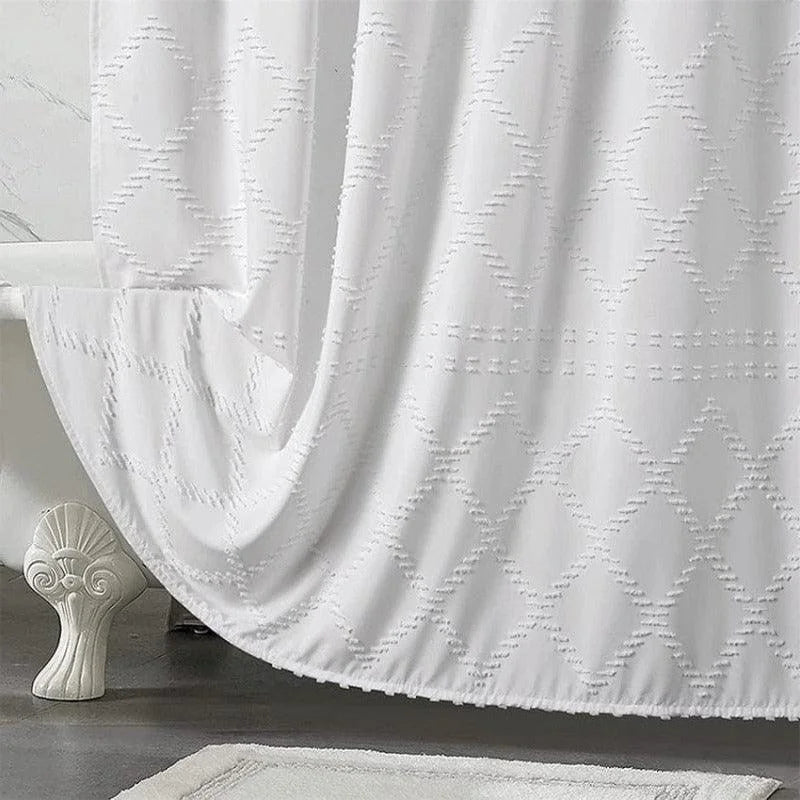 Rideau de douche élégant blanc avec motifs géométriques en relief, idéal pour une décoration moderne de salle de bain. Ce rideau apporte une touche sophistiquée à l’espace et s’intègre harmonieusement dans divers styles d'intérieur. Parfait pour préserver l'intimité tout en ajoutant une note esthétique à la pièce.