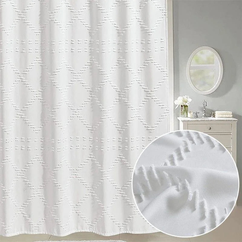 Rideau de douche blanc avec motif géométrique, embellissant une salle de bain moderne aux tons neutres. Accessoire élégant et minimaliste, idéal pour apporter une touche de sophistication et de style à votre espace quotidien.