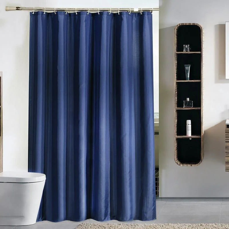 Rideau de douche bleu sombre suspendu dans une salle de bain moderne, ajoutant une touche élégante et rafraîchissante à l'espace. Ce rideau est parfait pour ceux qui cherchent à améliorer la décoration de leur salle de bain avec un style contemporain. Optimise l'intimité et protège efficacement contre les éclaboussures, tout en étant facile à installer. Idéal pour compléter une ambiance chic et sobre.