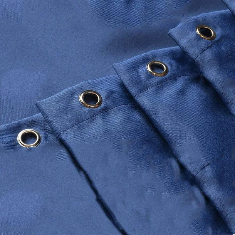 Rideau occultant bleu avec œillets métalliques robustes, idéal pour bloquer la lumière dans toute pièce. Design élégant et moderne, s'adapte à différents styles de décoration d'intérieur. Facile à installer, parfait pour la chambre ou le salon.
