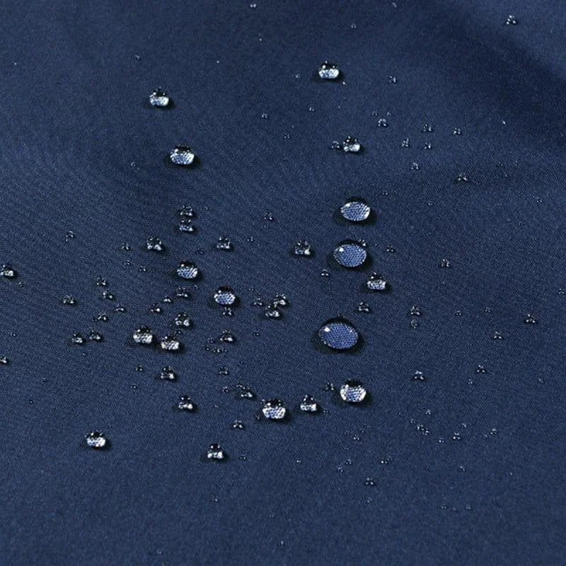 Revêtement bleu résistant à l'eau illustrant l'efficacité contre l'humidité pour la protection des surfaces. Idéal pour un environnement extérieur ou une utilisation sous la pluie.