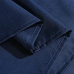 Serviette de table élégante en bleu marine, parfaite pour ajouter une touche raffinée à votre décoration de table. Idéale pour les occasions spéciales comme les dîners formels ou les fêtes, cette serviette allie esthétique et fonctionnalité, apportant une ambiance sophistiquée à votre espace repas. Sa couleur riche et profonde s'harmonise avec divers styles de vaisselle et de décoration intérieure, offrant une expérience culinaire à la hauteur de vos attentes.