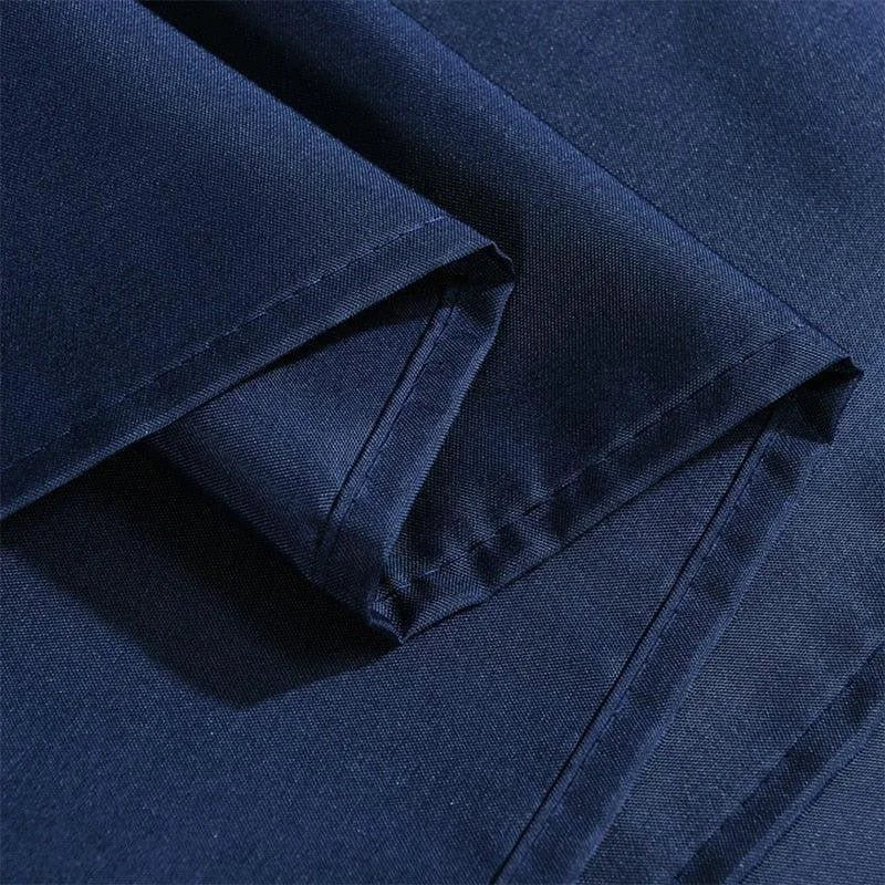 Serviette de table élégante en bleu marine, parfaite pour ajouter une touche raffinée à votre décoration de table. Idéale pour les occasions spéciales comme les dîners formels ou les fêtes, cette serviette allie esthétique et fonctionnalité, apportant une ambiance sophistiquée à votre espace repas. Sa couleur riche et profonde s'harmonise avec divers styles de vaisselle et de décoration intérieure, offrant une expérience culinaire à la hauteur de vos attentes.