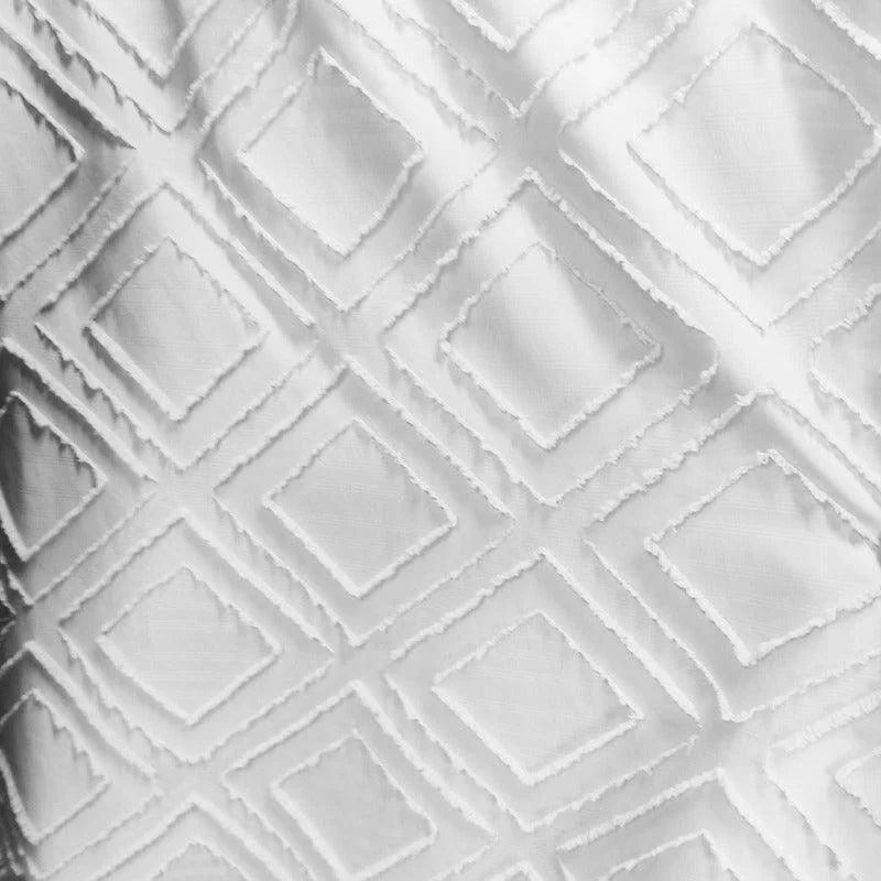 Motif géométrique élégant en relief sur fond blanc, idéal pour une décoration moderne et épurée. Ce design en losanges rehausse n'importe quel intérieur avec une touche de sophistication et de style minimaliste. Parfait pour ajouter une dimension esthétique aux intérieurs contemporains.