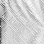 Motif géométrique élégant en relief sur fond blanc, idéal pour une décoration moderne et épurée. Ce design en losanges rehausse n'importe quel intérieur avec une touche de sophistication et de style minimaliste. Parfait pour ajouter une dimension esthétique aux intérieurs contemporains.