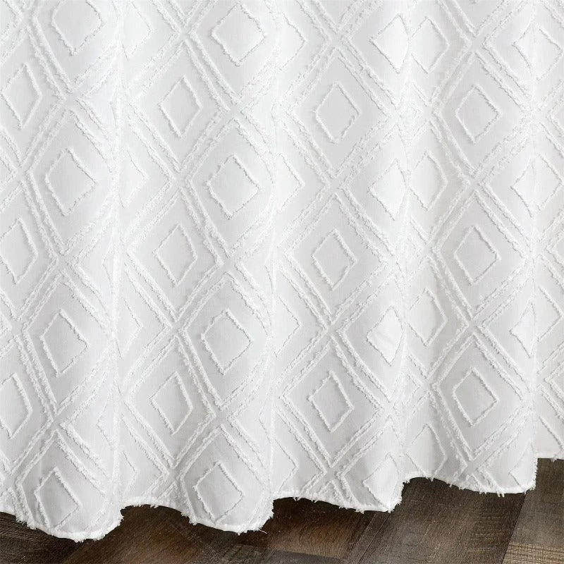 Housse de couette élégante avec motif géométrique en losange, couleur blanche, parfaite pour ajouter une touche de sophistication à votre chambre. Design moderne et épuré, idéal pour une décoration intérieure contemporaine. Disponible en plusieurs tailles pour s'adapter à tout type de lit. Facile à assortir avec d'autres éléments de décoration pour créer une ambiance harmonieuse et relaxante.