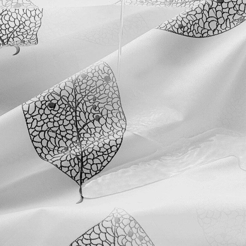 Film de douche blanc avec motif de feuille noire, conçu pour une décoration moderne de salle de bains. Imperméable et élégant, il offre à la fois intimité et style. Parfait pour ajouter une touche naturelle à votre espace tout en préservant la luminosité grâce à son design translucide. Facile à installer et à nettoyer, idéal pour une mise à jour rapide de votre salle de bains.