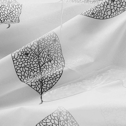 Film de douche blanc avec motif de feuille noire, conçu pour une décoration moderne de salle de bains. Imperméable et élégant, il offre à la fois intimité et style. Parfait pour ajouter une touche naturelle à votre espace tout en préservant la luminosité grâce à son design translucide. Facile à installer et à nettoyer, idéal pour une mise à jour rapide de votre salle de bains.