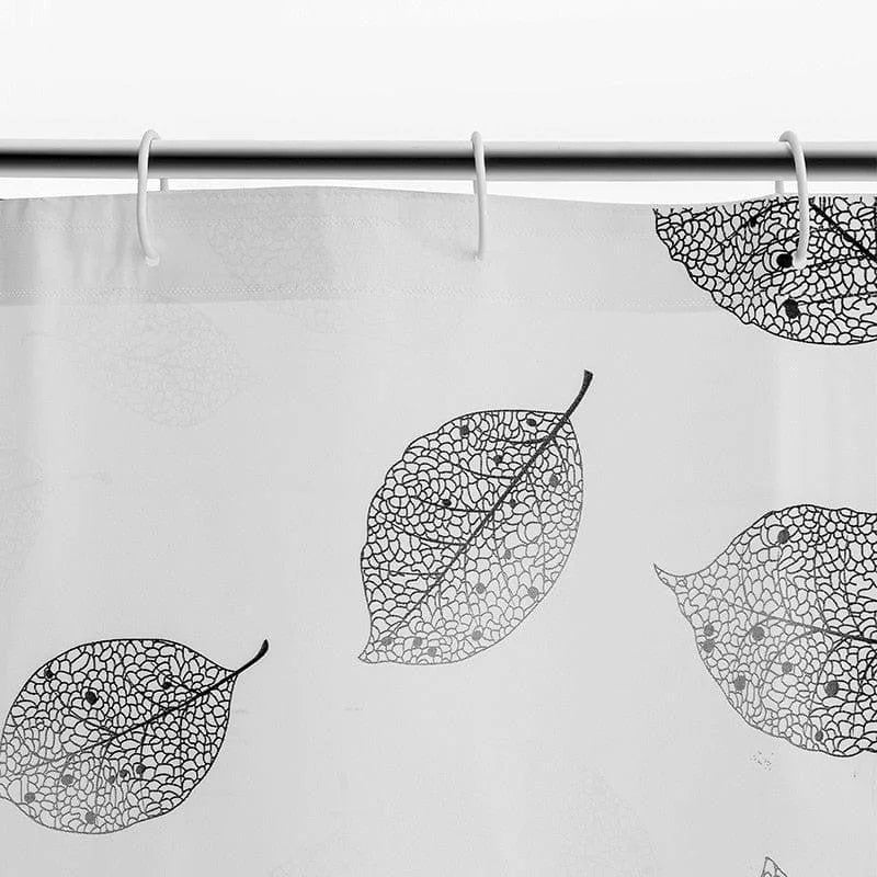 Rideau de douche moderne avec un motif de feuilles imprimé, idéal pour ajouter une touche élégante à votre salle de bain. Ce rideau assure une décoration subtile tout en offrant une protection efficace contre les éclaboussures d'eau. Facile à installer avec ses anneaux inclus, ce rideau est parfait pour créer un espace de douche stylé et fonctionnel.