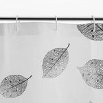 Rideau de douche moderne avec un motif de feuilles imprimé, idéal pour ajouter une touche élégante à votre salle de bain. Ce rideau assure une décoration subtile tout en offrant une protection efficace contre les éclaboussures d'eau. Facile à installer avec ses anneaux inclus, ce rideau est parfait pour créer un espace de douche stylé et fonctionnel.