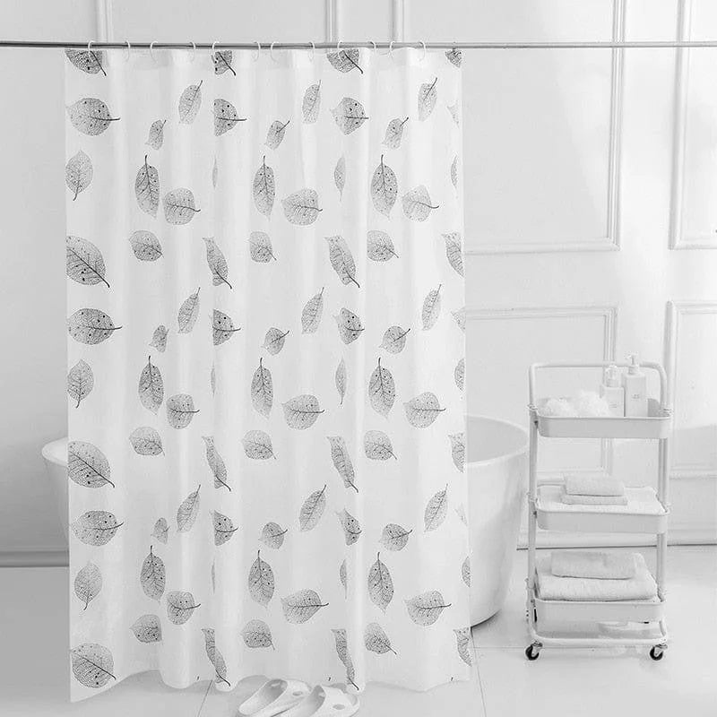 Rideau de douche élégant avec motif de feuilles, parfait pour apporter une touche de nature à votre salle de bain. Ce design épuré et moderne s'intègre facilement dans tout type de décoration intérieure. Accessoire idéal pour renouveler l'ambiance de votre espace de bain.