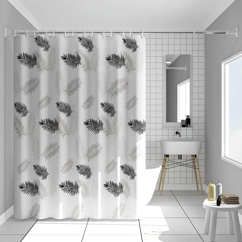 Rideau de douche élégant à motifs de feuilles noires, idéal pour une salle de bain moderne. Accessoire parfait pour ajouter une touche de nature et de raffinement à votre espace. Convient aux douches et baignoires standard. Installation facile avec crochets inclus. Transformez l'atmosphère de votre salle d'eau avec ce design chic et tendance.