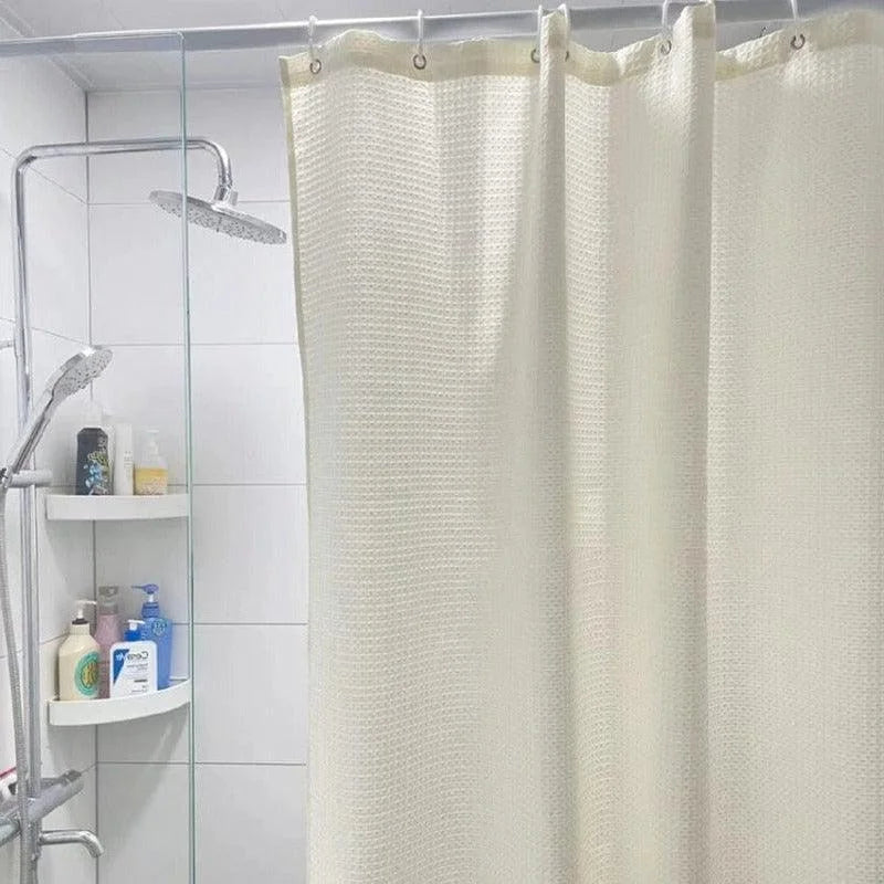 Rideau de douche élégant beige pour salle de bain moderne. Accessoire pratique pour retenir l'eau et embellir votre espace. Installation facile avec des œillets résistants. Idéal pour une décoration sobre et élégante. Transformez votre douche en un espace relaxant et stylé.