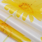 Image montrant un tissu imprimé avec un motif floral vibrant de marguerites jaunes sur fond blanc, idéal pour ajouter une touche de fraîcheur et de couleur à votre décoration intérieure ou vos projets de couture créatifs. Parfait pour créer des draps élégants ou des rideaux dynamiques.