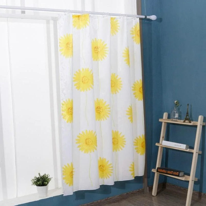Rideau de douche élégant avec motif de fleurs jaunes, parfait pour illuminer la salle de bain. Accessoire idéal pour ajouter une touche de couleur et de fraîcheur, s'intégrant harmonieusement dans tout décor moderne. Installation facile grâce à sa tringle pratique. Transformez votre espace en un havre de détente et de style avec ce rideau unique.