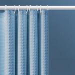 Rideau de douche bleu moderne avec motif texturé, idéal pour une salle de bain contemporaine. Dispose d'anneaux blancs assortis pour une fixation facile sur la tringle. Élément de décoration fonctionnel pour protéger des éclaboussures tout en ajoutant du style à votre espace.