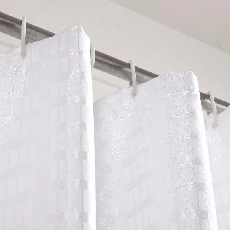 Rideau de douche blanc élégant avec motif géométrique, parfait pour moderniser votre salle de bain. Ce modèle apporte une touche de style et d'intimité tout en étant facile à installer grâce à ses anneaux robustes. Idéal pour créer une atmosphère sereine et lumineuse.