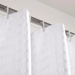 Rideau de douche blanc élégant avec motif géométrique, parfait pour moderniser votre salle de bain. Ce modèle apporte une touche de style et d'intimité tout en étant facile à installer grâce à ses anneaux robustes. Idéal pour créer une atmosphère sereine et lumineuse.