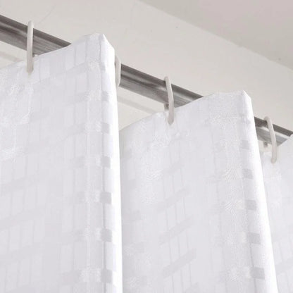 Rideau de douche blanc élégant avec motif géométrique, parfait pour moderniser votre salle de bain. Ce modèle apporte une touche de style et d'intimité tout en étant facile à installer grâce à ses anneaux robustes. Idéal pour créer une atmosphère sereine et lumineuse.