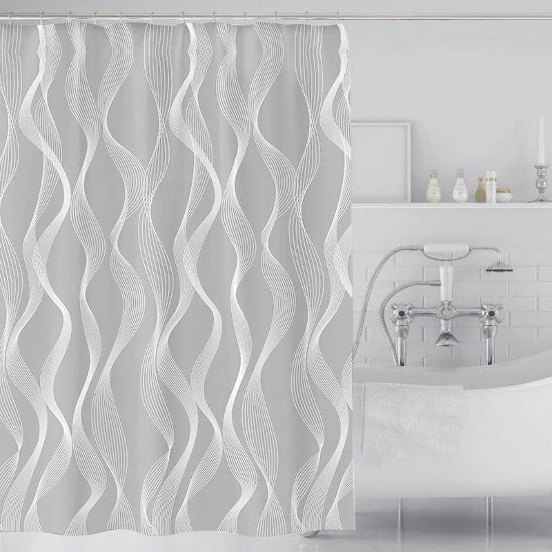 Rideau de douche moderne avec motifs ondulés dans une salle de bain élégante. Ce rideau de douche blanc et gris ajoute une touche design et contemporaine à votre espace, tout en offrant intimité et praticité. Parfait pour compléter une décoration intérieure sophistiquée et épurée. Convient à toutes les tailles de salle de bain, optimisant l'esthétique et la fonctionnalité.
