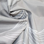 Tissu gris avec motifs contemporains, idéal pour la décoration intérieure et la confection de rideaux modernes. Design élégant avec des lignes blanches qui ajoutent une touche raffinée à tout espace de vie. Parfait pour les projets de couture créatifs et l'ameublement.