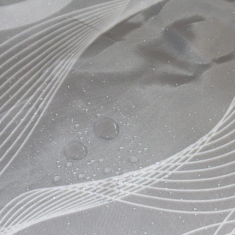 Image d'un tissu imperméable gris moderne avec motifs élégants en relief, conçu pour résister à l'humidité et aux éclaboussures. Parfait pour la décoration intérieure ou les projets de confection nécessitant une protection contre l'eau.