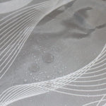 Image d'un tissu imperméable gris moderne avec motifs élégants en relief, conçu pour résister à l'humidité et aux éclaboussures. Parfait pour la décoration intérieure ou les projets de confection nécessitant une protection contre l'eau.