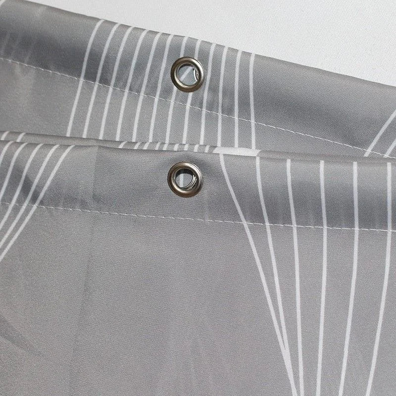 Rideau de douche gris avec anneaux métalliques intégrés, design à motifs blancs pour une salle de bain moderne et élégante.