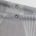 Rideau de douche gris avec anneaux métalliques intégrés, design à motifs blancs pour une salle de bain moderne et élégante.