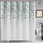 Rideau de douche blanc avec motif floral bleu et gris, idéal pour une salle de bain élégante. Parfait pour ajouter une touche de nature et de fraîcheur à votre espace. Complète harmonieusement la décoration intérieure tout en offrant intimité et style.