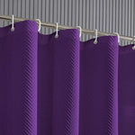 Rideau de douche violet chic avec motif à chevrons, idéal pour ajouter une touche élégante et moderne à votre salle de bain. Fixation par anneaux robustes pour une installation facile. Transformez votre espace avec ce design raffiné.