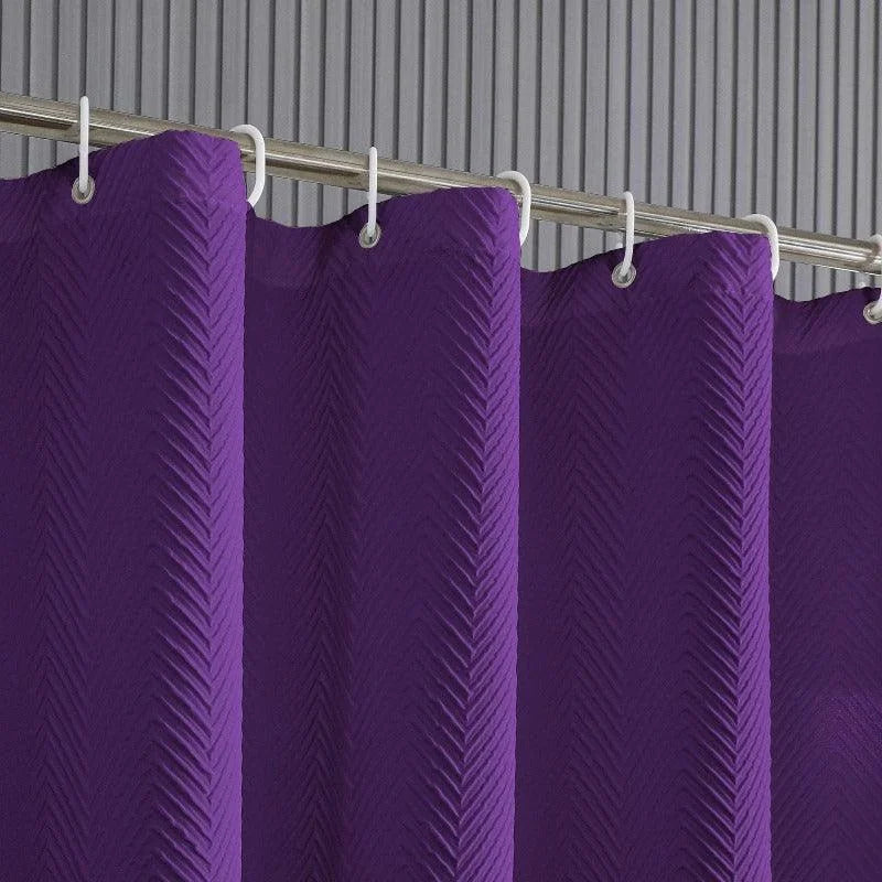 Rideau de douche violet chic avec motif à chevrons, idéal pour ajouter une touche élégante et moderne à votre salle de bain. Fixation par anneaux robustes pour une installation facile. Transformez votre espace avec ce design raffiné.