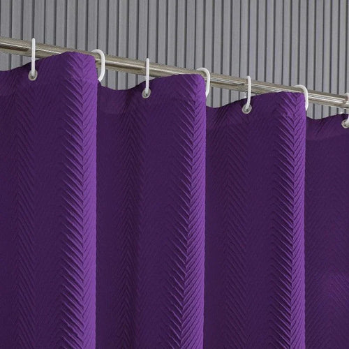 Rideau de douche violet chic avec motif à chevrons, idéal pour ajouter une touche élégante et moderne à votre salle de bain. Fixation par anneaux robustes pour une installation facile. Transformez votre espace avec ce design raffiné.