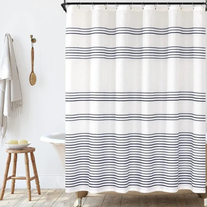 Rideau de douche élégant avec motif rayé, idéal pour une salle de bain moderne et épurée. Ses tons neutres s'harmonisent parfaitement avec divers styles de décoration intérieure. Le design à rayures évoque une ambiance chic et minimaliste. Accessoire parfait pour ajouter une touche esthétique à votre espace de bain tout en offrant une protection efficace. Pratique et stylé, ce rideau rehausse l'élégance de votre salle de bain.