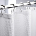 Rideau de douche blanc élégant avec anneaux de suspension métalliques, design moderne idéal pour salle de bain, apporte style et fonctionnalité.