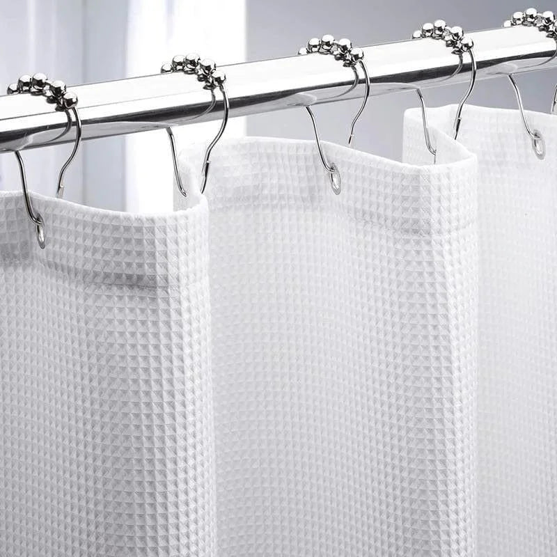 Rideau de douche blanc élégant avec anneaux de suspension métalliques, design moderne idéal pour salle de bain, apporte style et fonctionnalité.