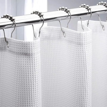 Rideau de douche blanc élégant avec anneaux de suspension métalliques, design moderne idéal pour salle de bain, apporte style et fonctionnalité.
