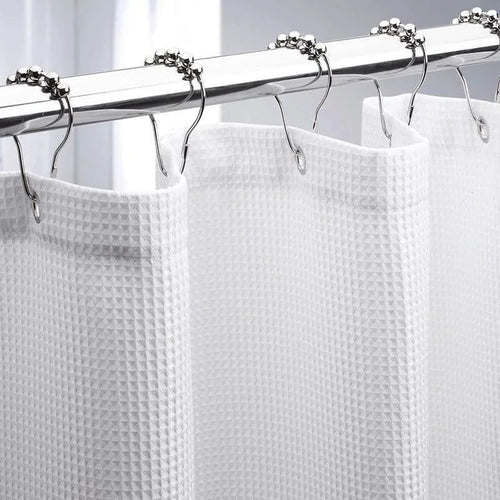 Rideau de douche blanc élégant avec anneaux de suspension métalliques, design moderne idéal pour salle de bain, apporte style et fonctionnalité.
