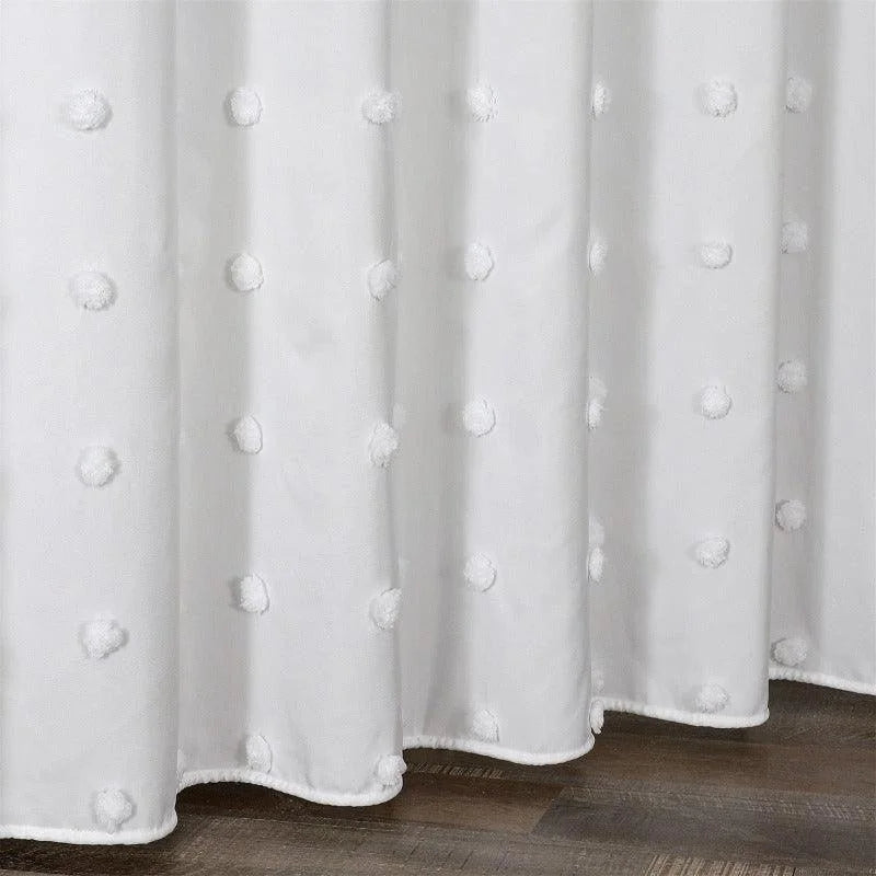 Rideau blanc à motifs de pois en relief, idéal pour ajouter une touche élégante et moderne à votre intérieur. Ce rideau décoratif rehausse la luminosité de la pièce et se marie parfaitement avec tout type de décoration. Parfait pour le salon, la chambre ou toute autre pièce nécessitant une ambiance raffinée.