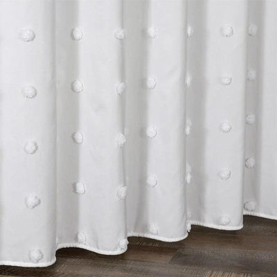 Rideau blanc à motifs de pois en relief, idéal pour ajouter une touche élégante et moderne à votre intérieur. Ce rideau décoratif rehausse la luminosité de la pièce et se marie parfaitement avec tout type de décoration. Parfait pour le salon, la chambre ou toute autre pièce nécessitant une ambiance raffinée.