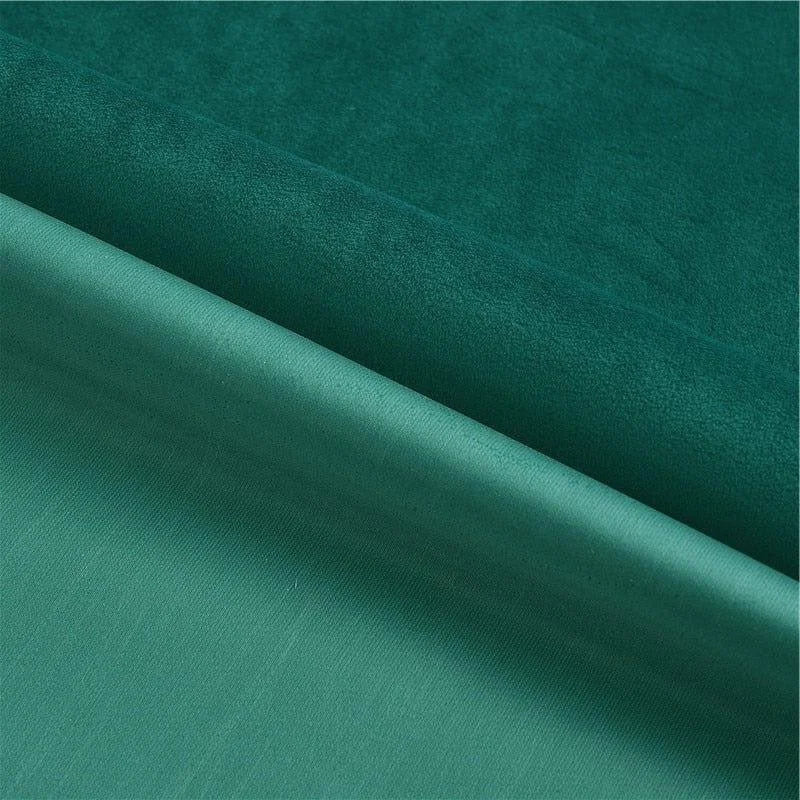 Image d'un tissu vert foncé sophistiqué, idéal pour la décoration intérieure ou la confection de vêtements élégants. Sa teinte riche et sa texture douce apportent une touche de chic à tout projet créatif. Parfait pour des rideaux, des coussins ou des tenues de soirée raffinées.