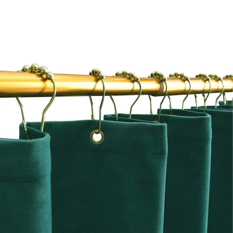 Tringle à rideaux élégante avec rideaux vert foncé et crochets décoratifs dorés, idéale pour ajouter une touche moderne et chic à votre intérieur. Solution pratique et stylée pour habiller vos fenêtres avec raffinement. Parfaite pour le salon, la chambre à coucher ou toute autre pièce de la maison.