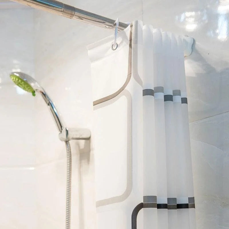 Rideau de douche moderne avec motifs géométriques pour salle de bain, installé sur une tringle chromée, idéal pour ajouter une touche élégante à votre espace douche. Parfait pour éviter les éclaboussures d'eau tout en offrant une esthétique contemporaine.